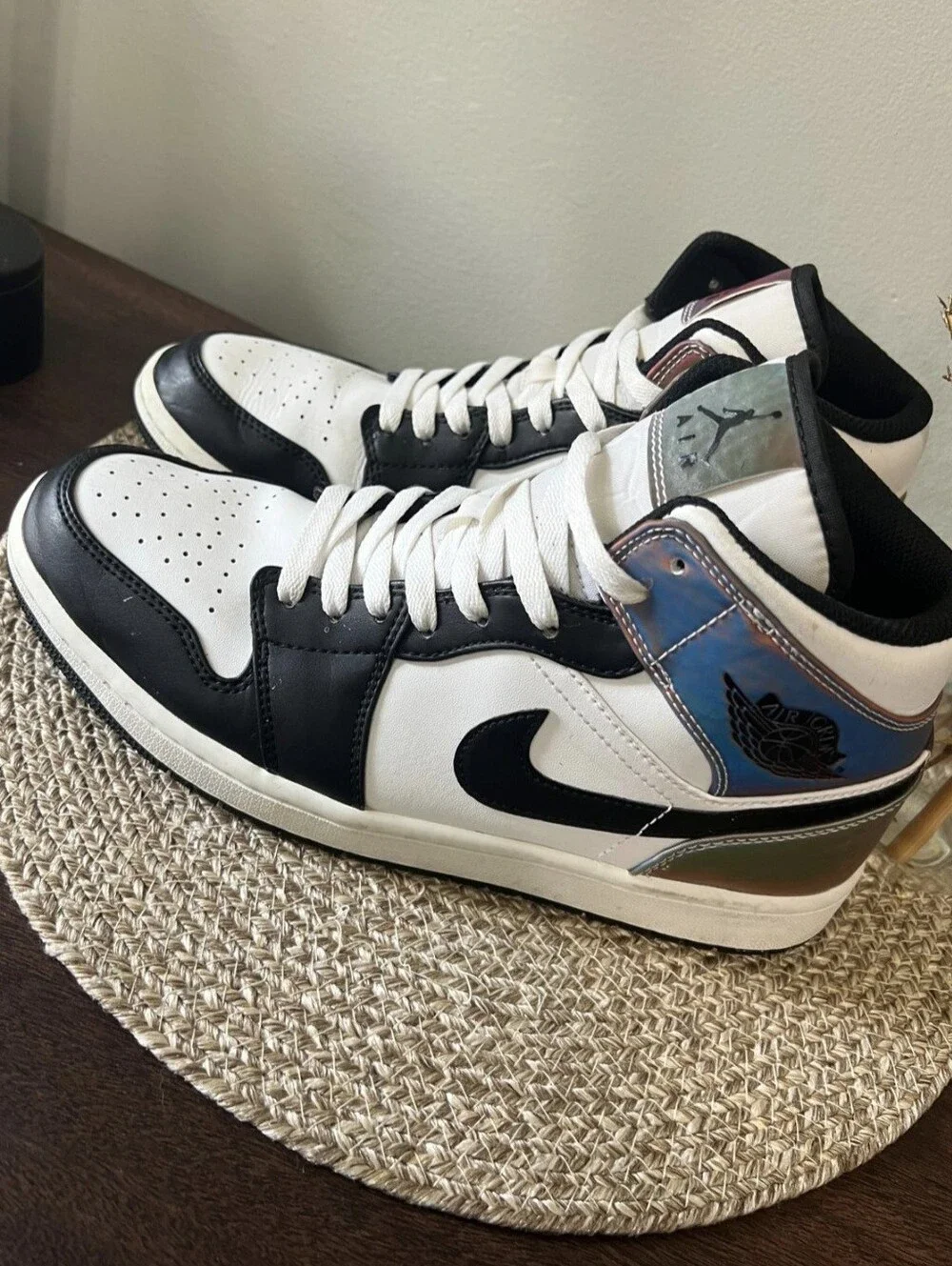Size 9.5 - Air Jordan 1 SE Mid Heat Reactive - Color Change.